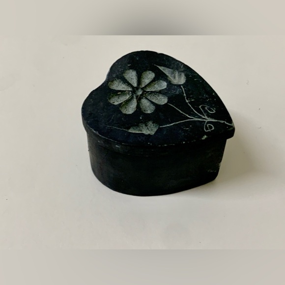 Vtg Hand Carved Soapstone Engraved Heart Shaped Lidded Relief Trinket Box - Picture 2 of 16